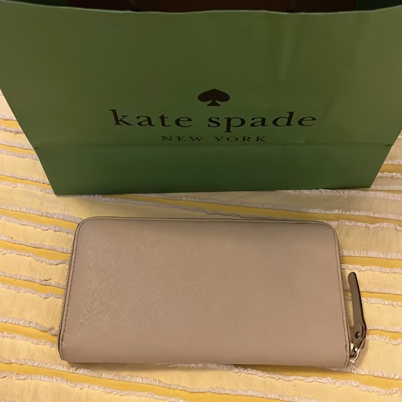 Authentic Kate Spade ♠️ wallet - Picture 2 of 3
